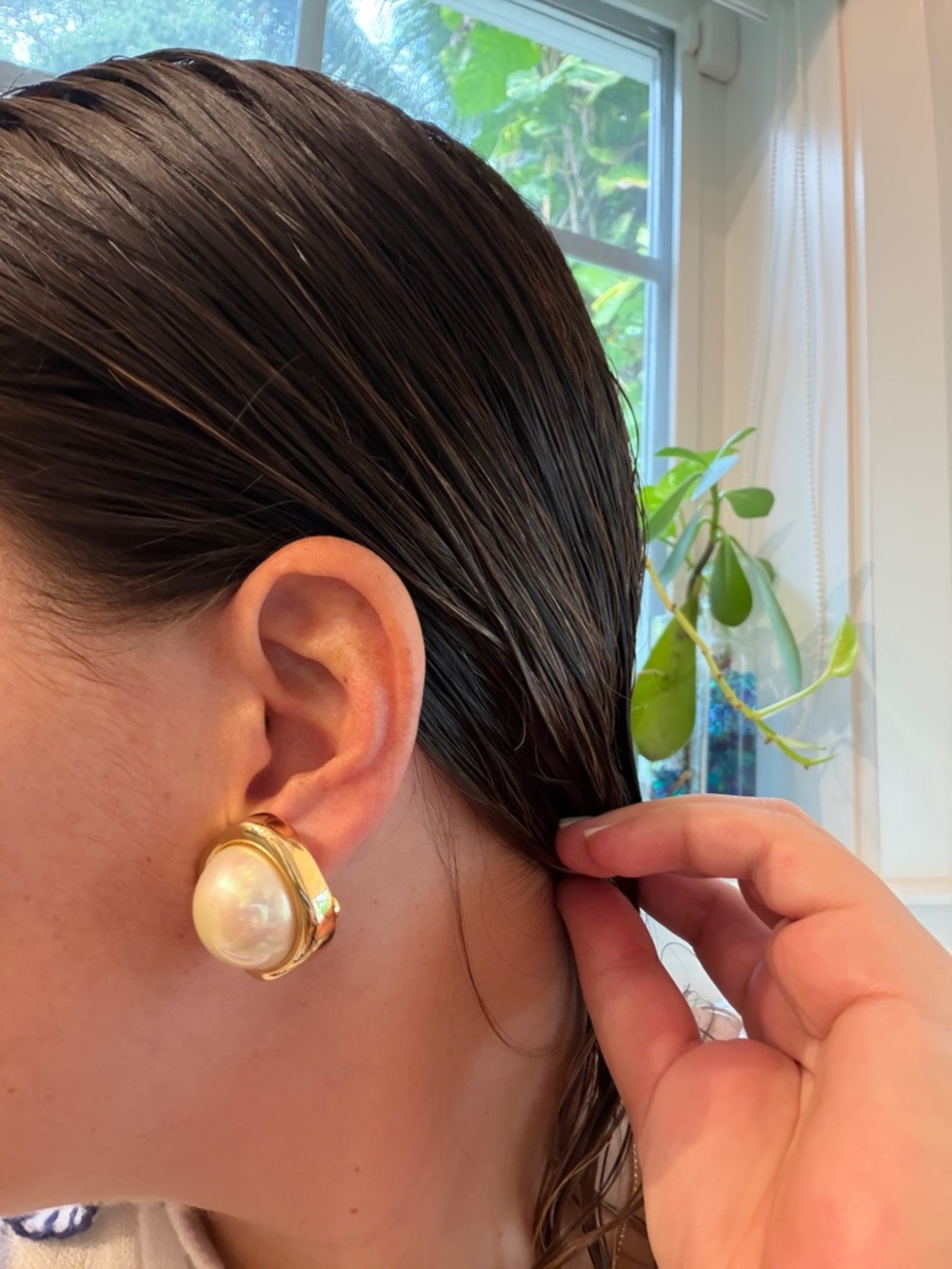 Dior Gold-Tone Earrings with Iridescent Cream Pearls - Picture 4 of 4